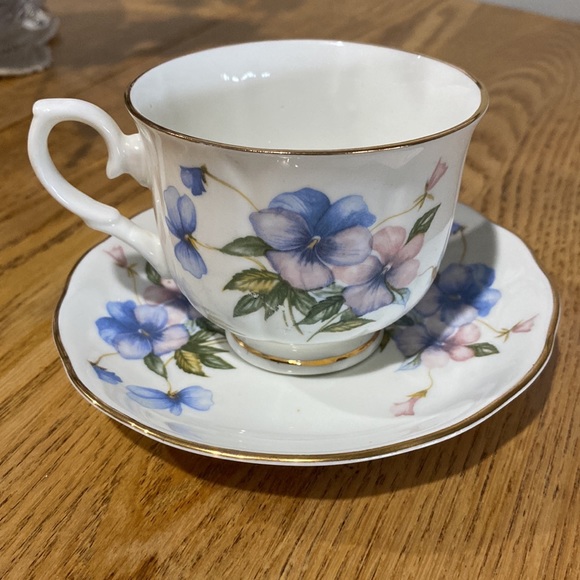Crown Ceramics Ltd. India. Teacup and saucer, Fine Bone China - Picture 3 of 6
